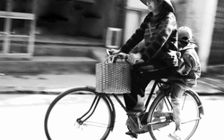 Mẹ, ti vi và chiếc đài cũ